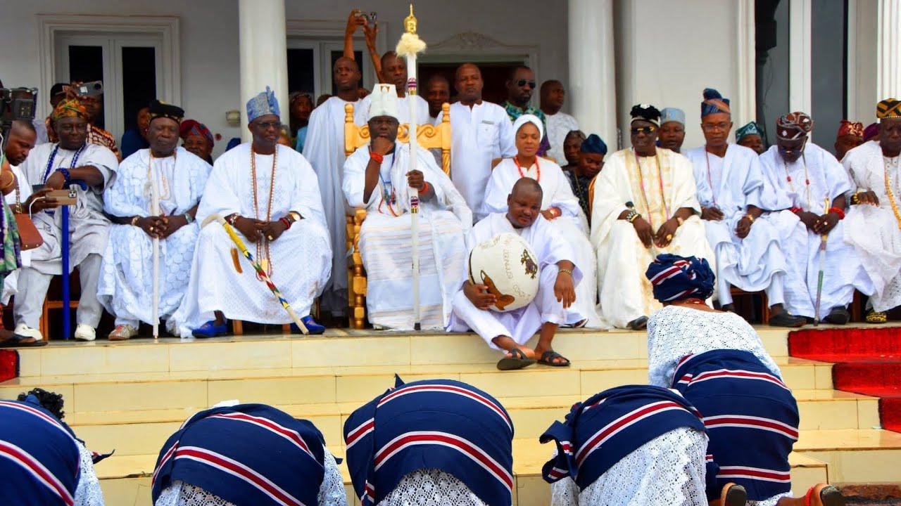 Ooni and Queen Temitope look on as Iyalode and Obadio pay their Obeisance 
