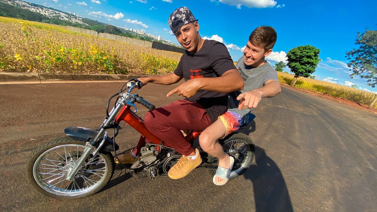 DEIXEI MEUS AMIGOS ANDAREM NA MOBILETE DE ARRANCADA