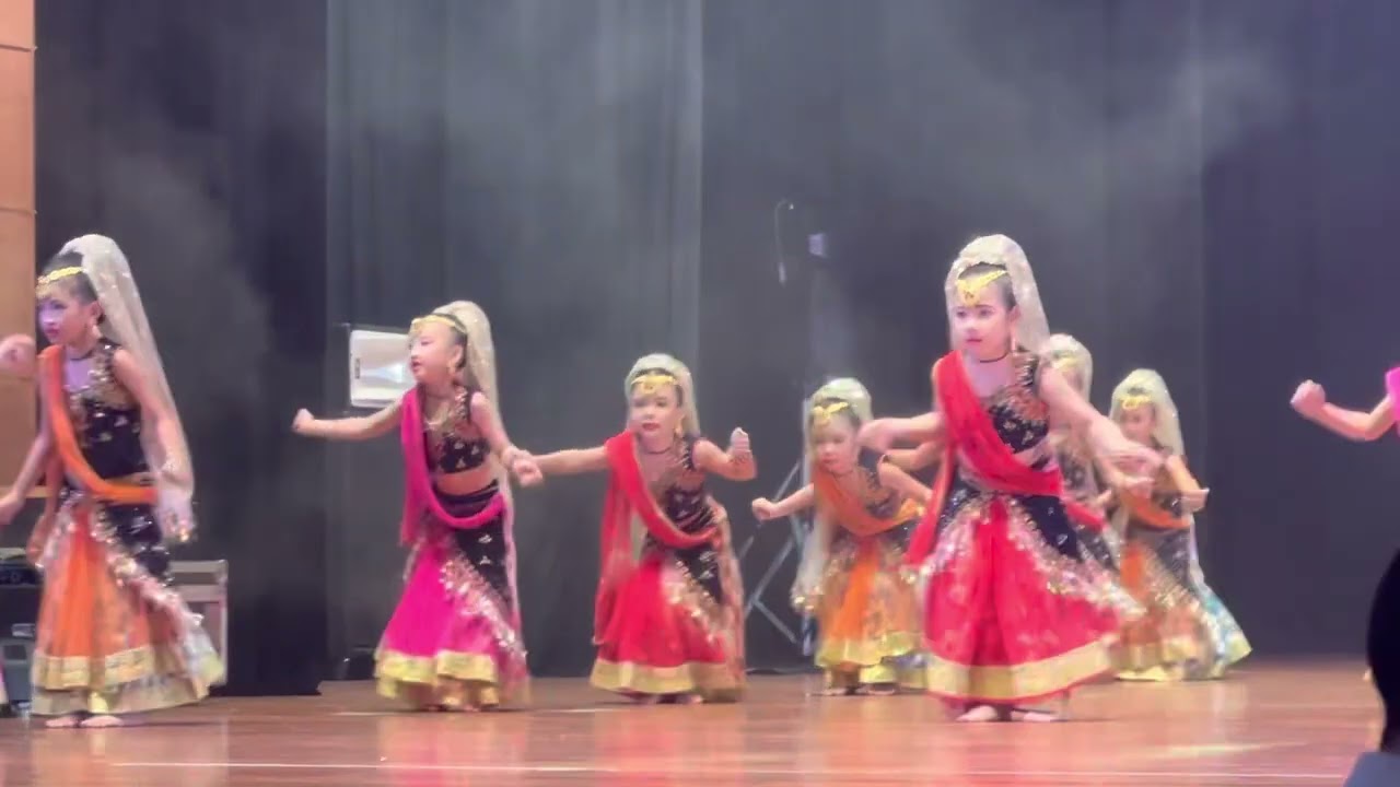 การแสดงเต้นเพลง “วอนลมฝากรัก” ของนักเรียนชั้น ป.1 ในการโขนสาธิต ประสานมิตร ประจำปี 2565