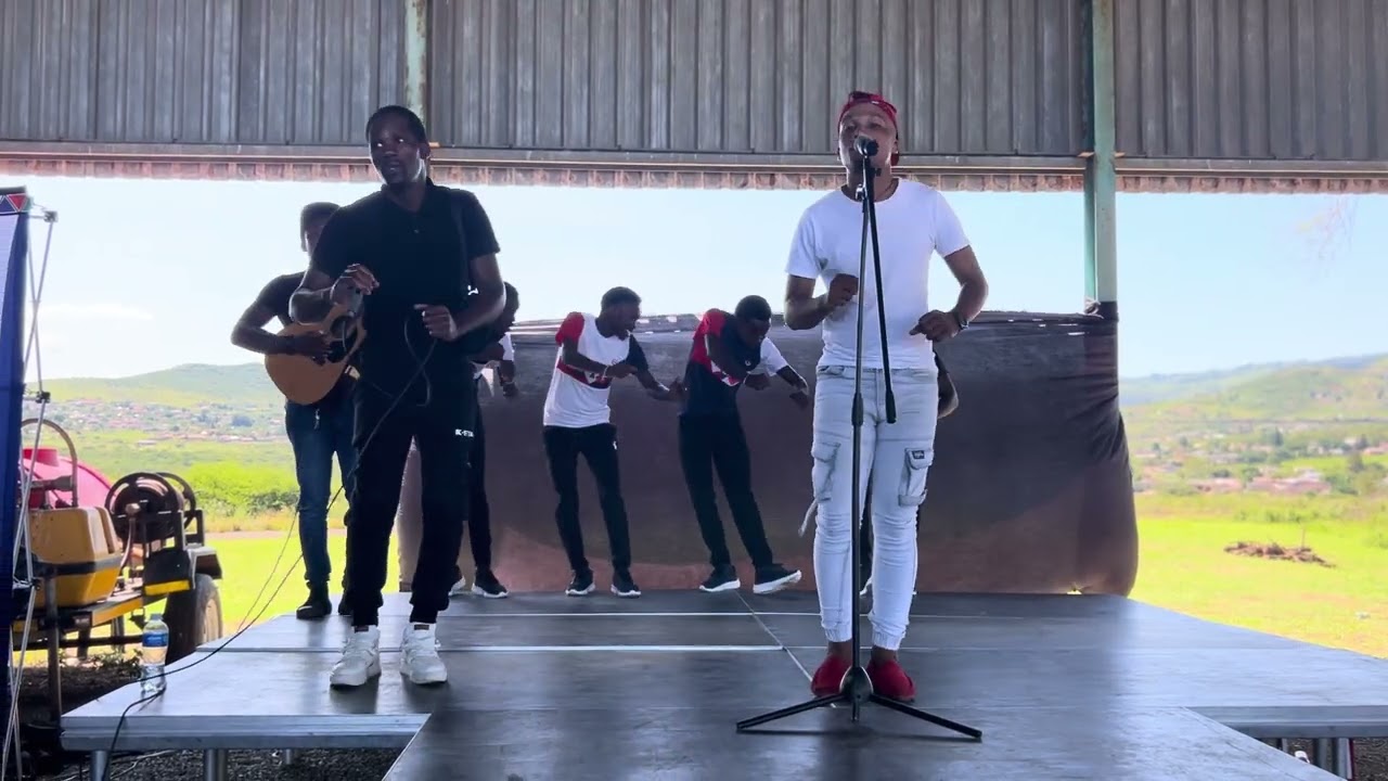 Usuku Lomgonqo (Live Performance) 