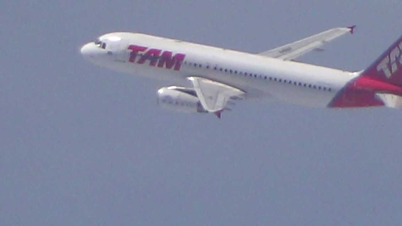 Avião da TAM voando lado a lado rumo à Brasilia.