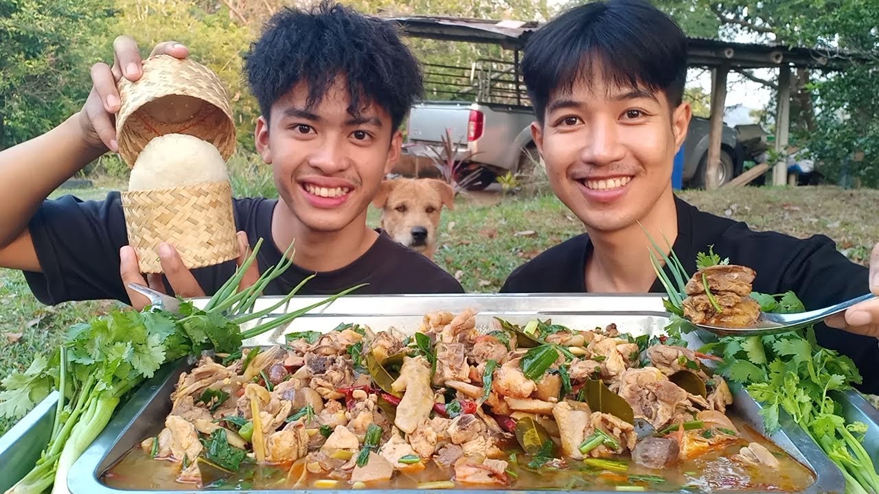 ต้มไก่บ้านรสเด็ด ซดนํ้าร้อนๆคาถาดมากินด้วยกันนะครับ.