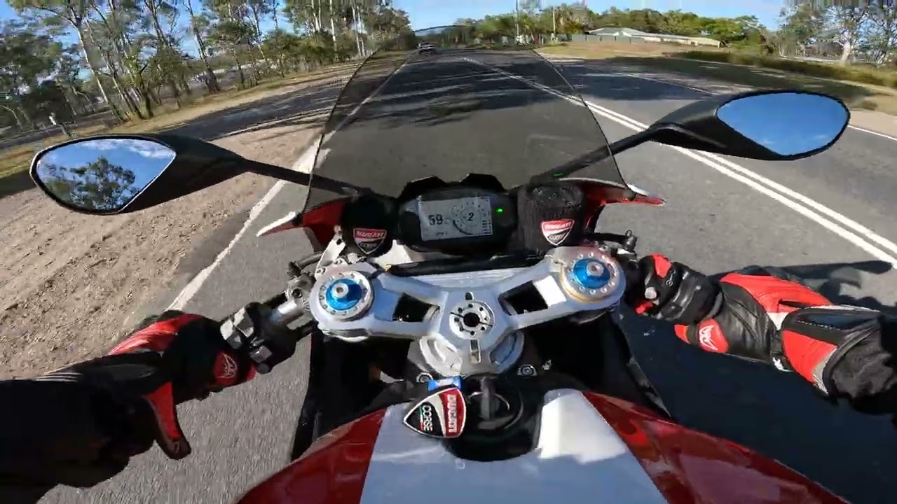 Ducati Panigale V2 Bayliss - cruising around in 4K UHD - Akrapovic exhaust sounds mint