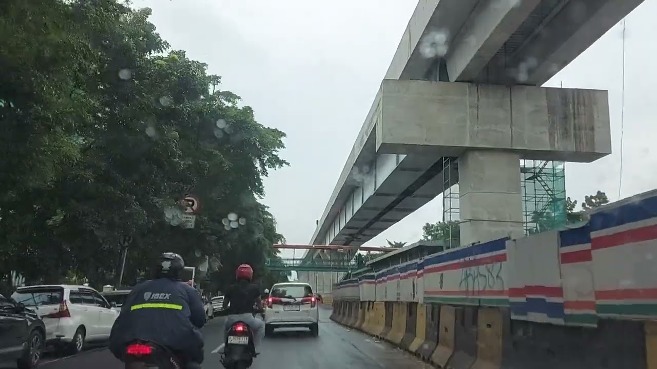 PROGRES PEMBANGUNAN INFRASTRUKTUR LRT FASE 1B VELODROME - MANGGARAI DIRUAS JALAN PEMUDA RAWAMANGUN
