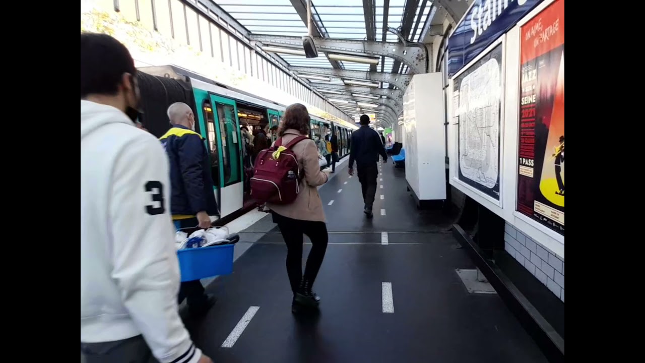 Métro ligne 2 MF01 à Stalingrad