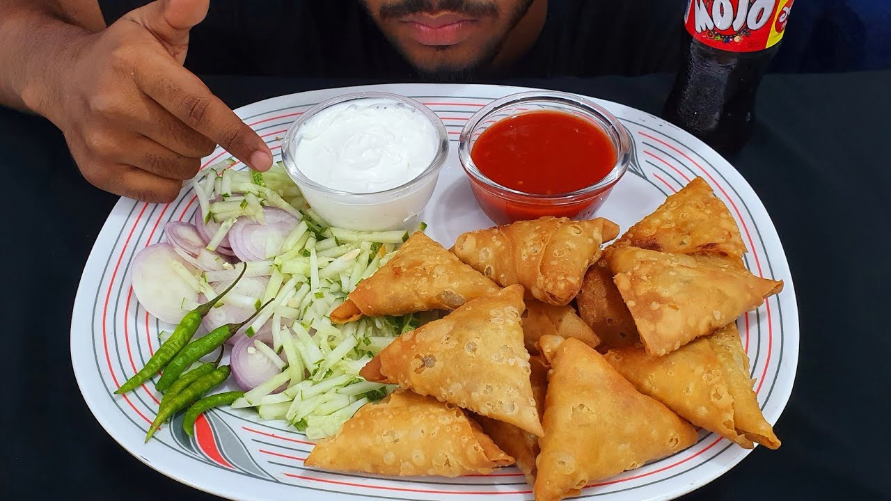 EATING CRISPY SOMOSA WITH HOT TOMATO SAUCE AND MAYONNAISE, CHILLI,ONION & SOFT DRINK ASMR MUKBANG
