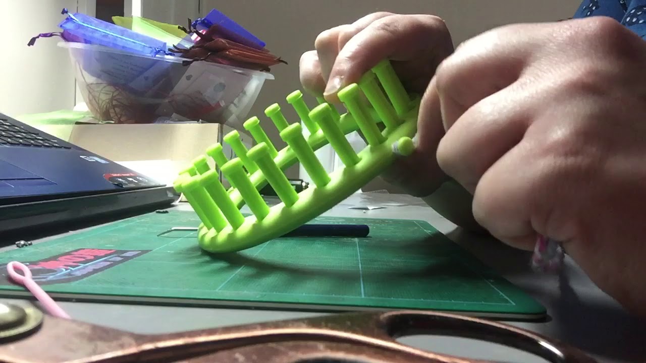 Left handed loom knitting absolute beginner basic knit stitch  - Part 1