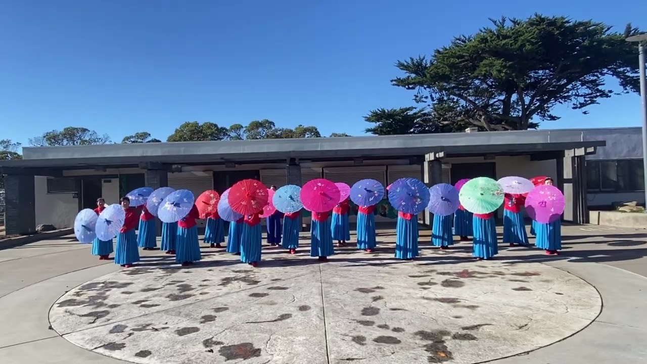 旧金山广场舞队庆圣诞节，迎接新年的到来表演《南水湖之恋》伞舞🌹🌹🌹❤️❤️❤️👍👍👍💃🏽💃🏽💃🏽