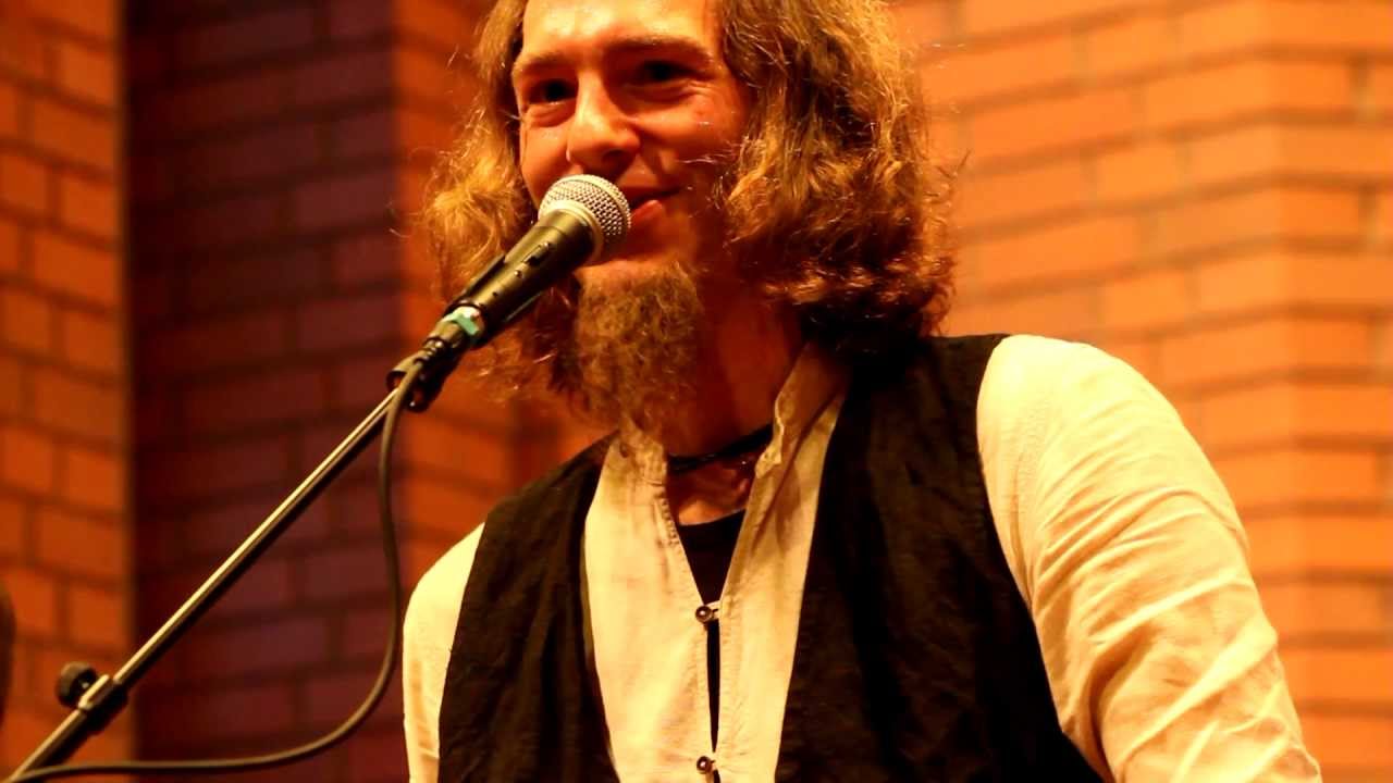 Stephan Groth erklärt uns die Drehleier