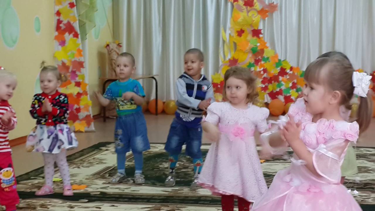 пляска малышей Песню осени споём