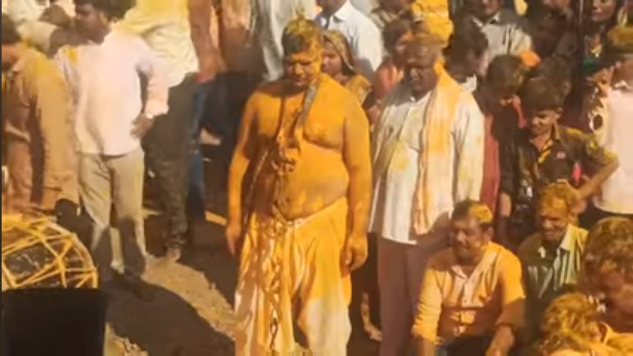 वाटंबरे येथील जागृत देवस्थान खंडोबा यात्रेतील लंगर तोडण्याचा विधी