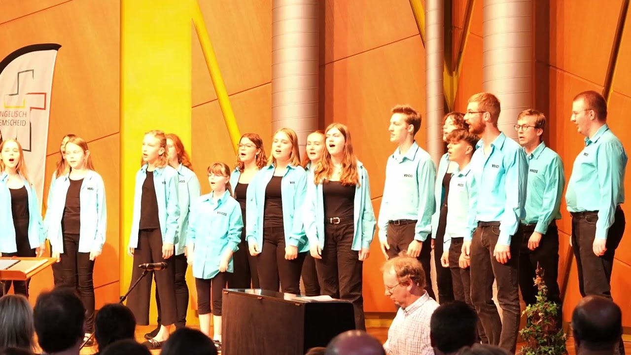 Kinder- und Jugendchor VOICES singen 