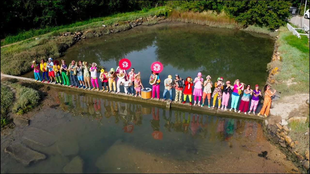 FANFARE DU BONO - POUPEE DU BONO (Clip Officiel) #fanfare #morbihan #lebono #golfedumorbihan