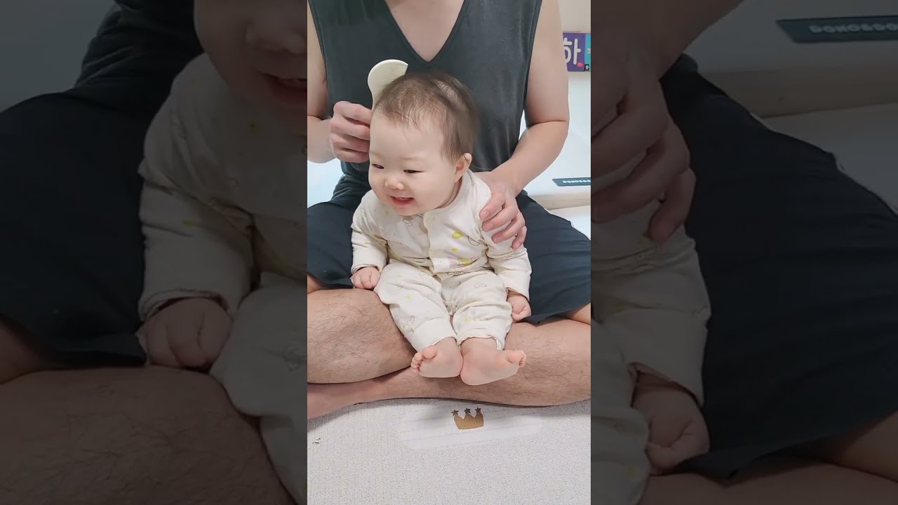 아빠가 머리 빗어줄때 아기 표정