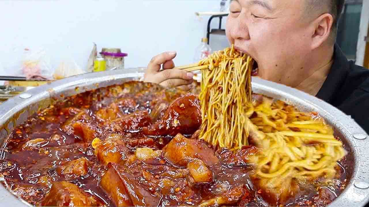 十斤精品猪肉，阿强做“烂肉面”肉质软烂酱香四溢，大口吸面超过瘾【cram阿强】
