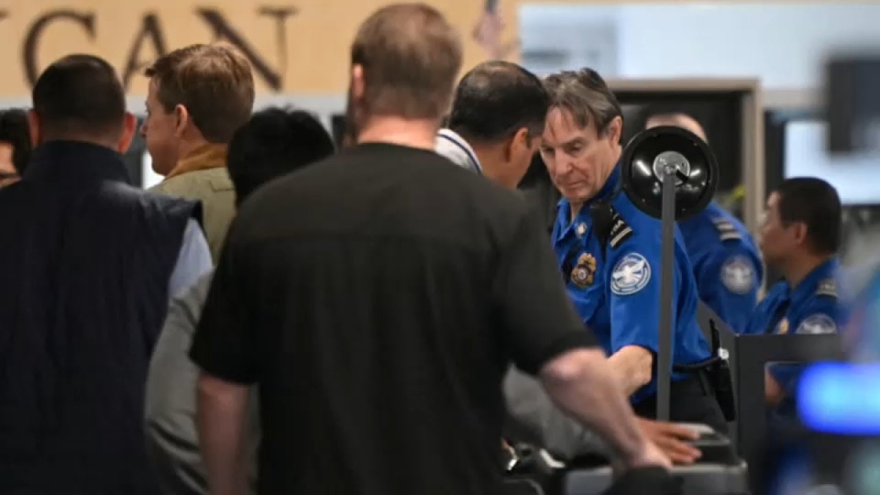 Сотрудники TSA готовятся к проверке, в некоторых аэропортах по-прежнему длинные очереди.