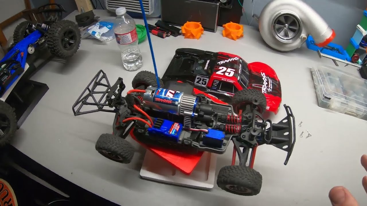 Traxxas 1/16 Slash  Pt. 1 Unboxing and first run with stock battery