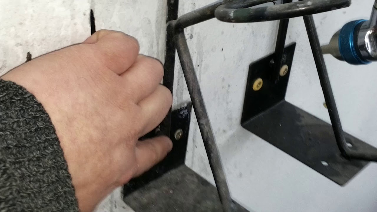 держатели для краскопультов в малярку своими руками. Дешево и сердито))