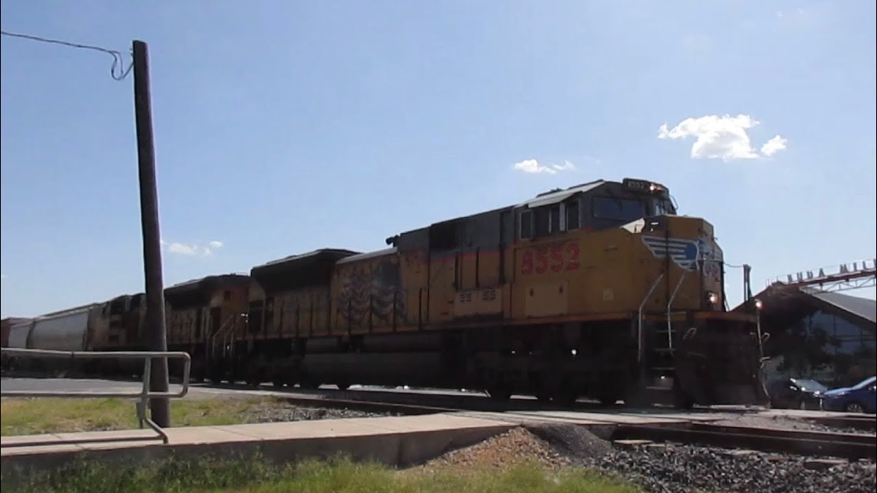 UP 8552 w/ Nice K5LLA Leads a Northbound Mixed Freight Train Thru Buda, TX