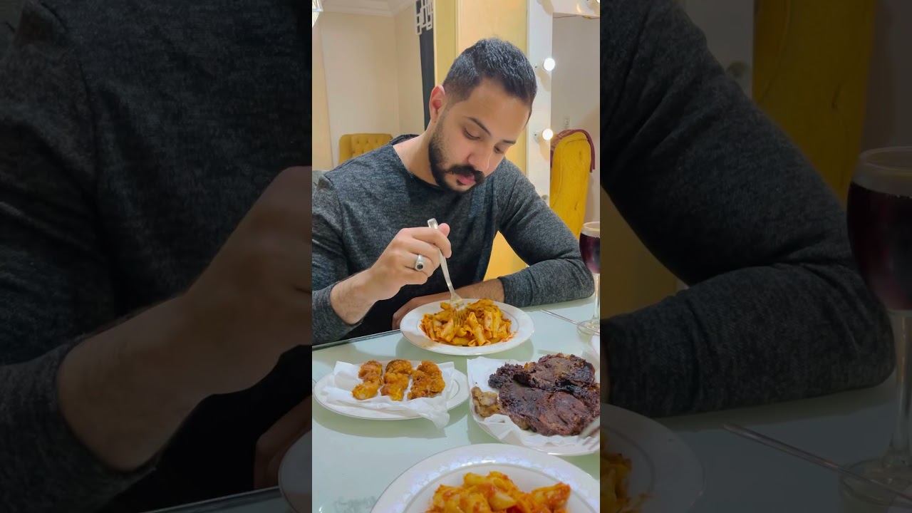 ايه اللي انتي بتعمليه على الاكل ده 🤦🏻 في حاجه اسمها ( اداب الطعام )🤝