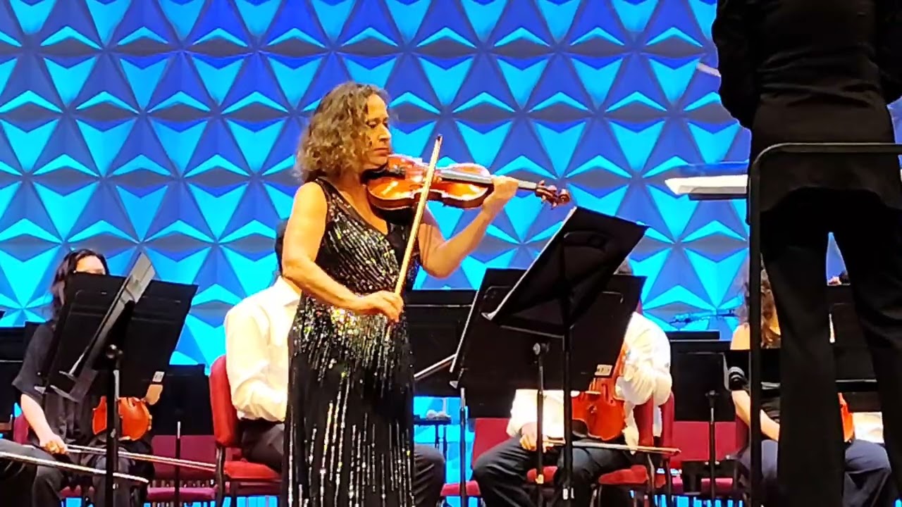 Ana de Oliveira e Orquestra Sinfônica Brasileira - Simone Menezes, regência tocam Claudia Montero