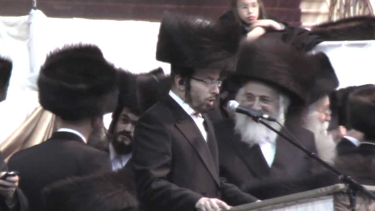 Chazan Yakov Yosef Stark sings 