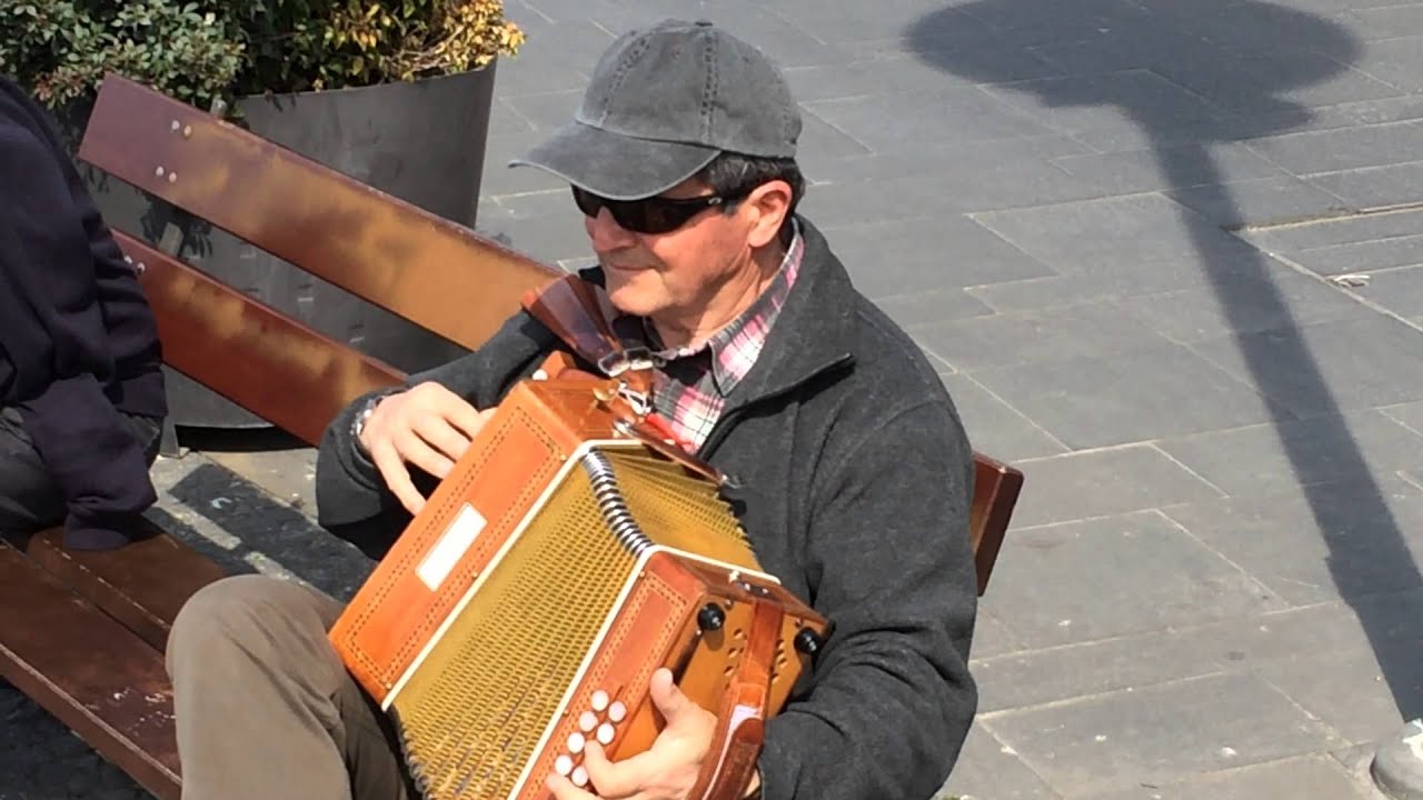 Pino suona l'organetto al molo di Anguillara.