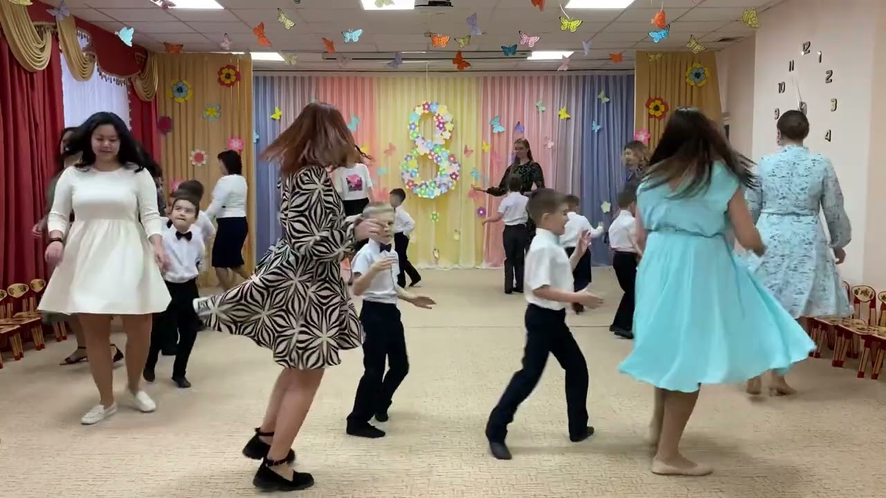 Вальс мам с сыновьями 