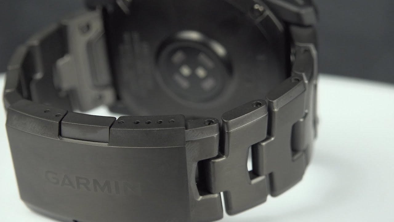 Déballage du Bracelet en titane épuré avec revêtement en carbone amorphe gris mat de Garmin
