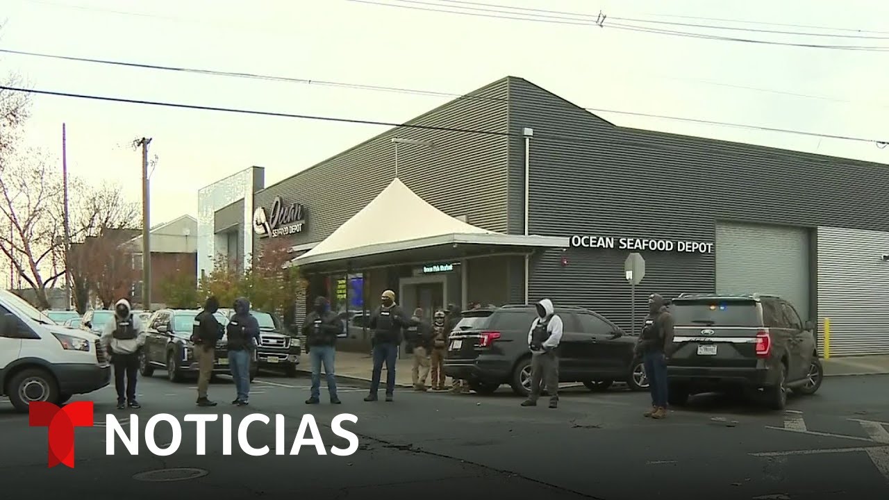 Agentes encapuchados llegan a una distribuidora de pescado y detienen a varios | Noticias Telemundo