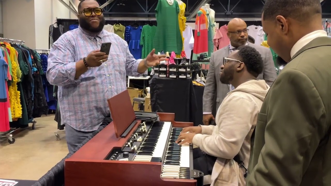 Davaughn Screen Testing out the Viscount 273 Soul Organ