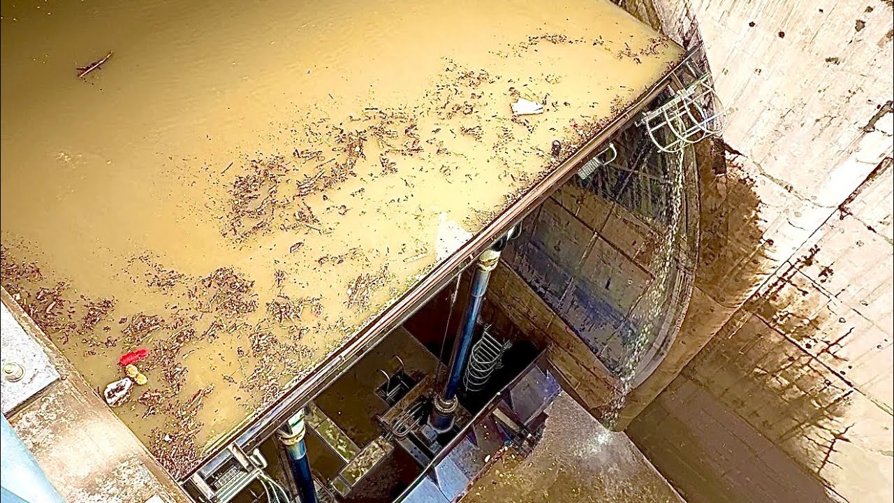 Water at the Gate&rsquo;s Top Leaf&mdash;Flap gate opens to control rising/flood water l