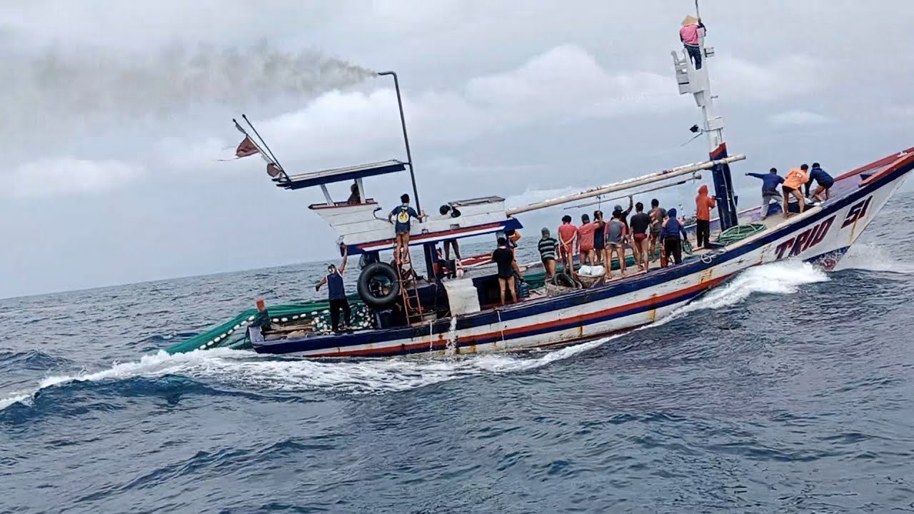 KESERUAN BEREBUT IKAN DI TENGAH LAUT  NELAYAN TRADISIONAL INDONESIA