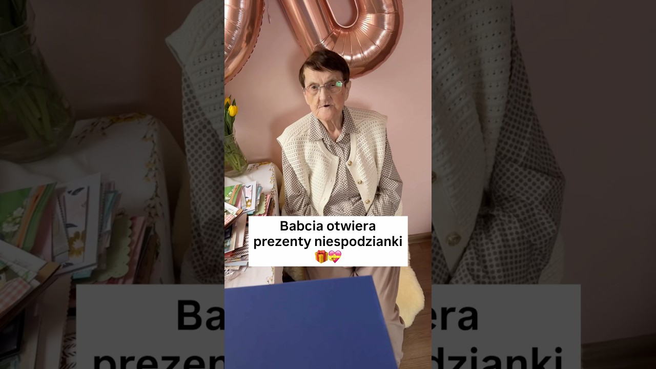 Babcia otwiera niespodzianki urodzinowe 🎉🎂🥳#babcia #rodzina #urodziny