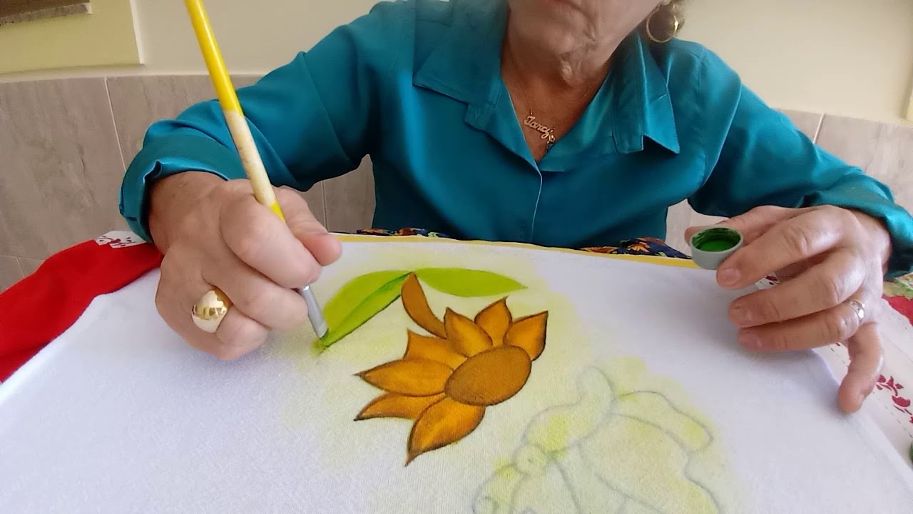 Pintando um girassol e uma borboleta.