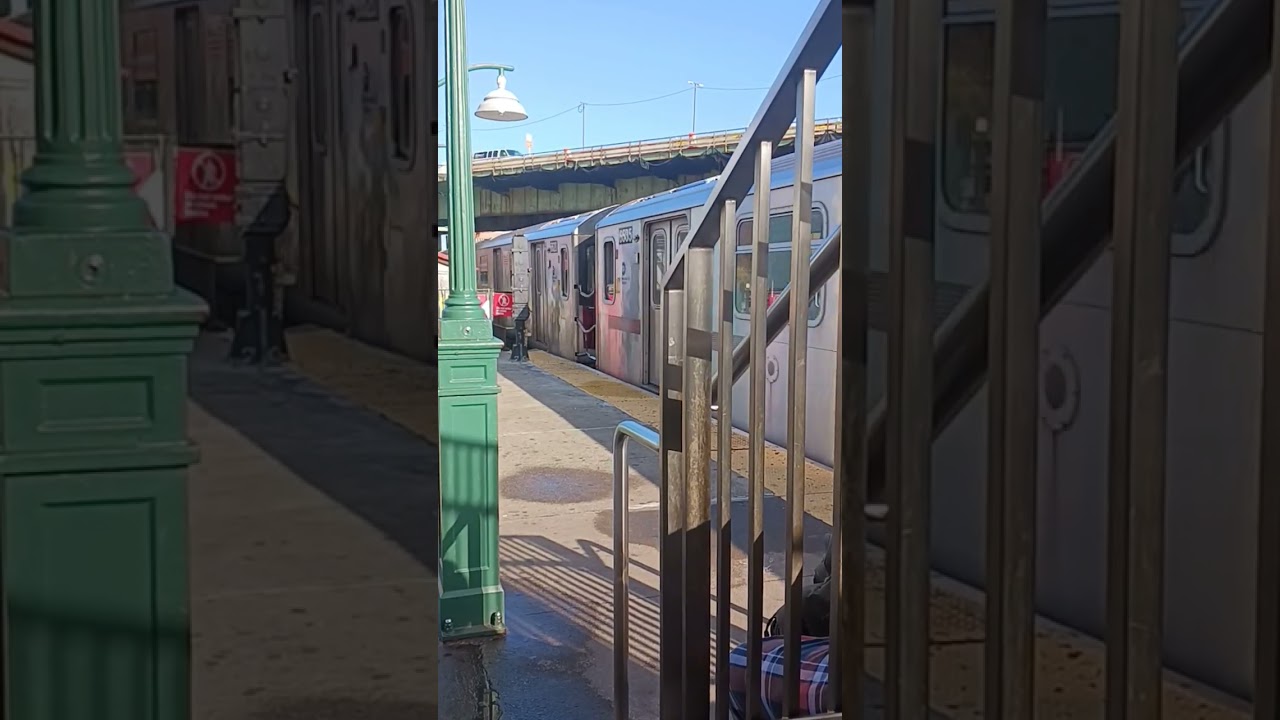 Dyre Av-bound (5) Train leaving E 180th St