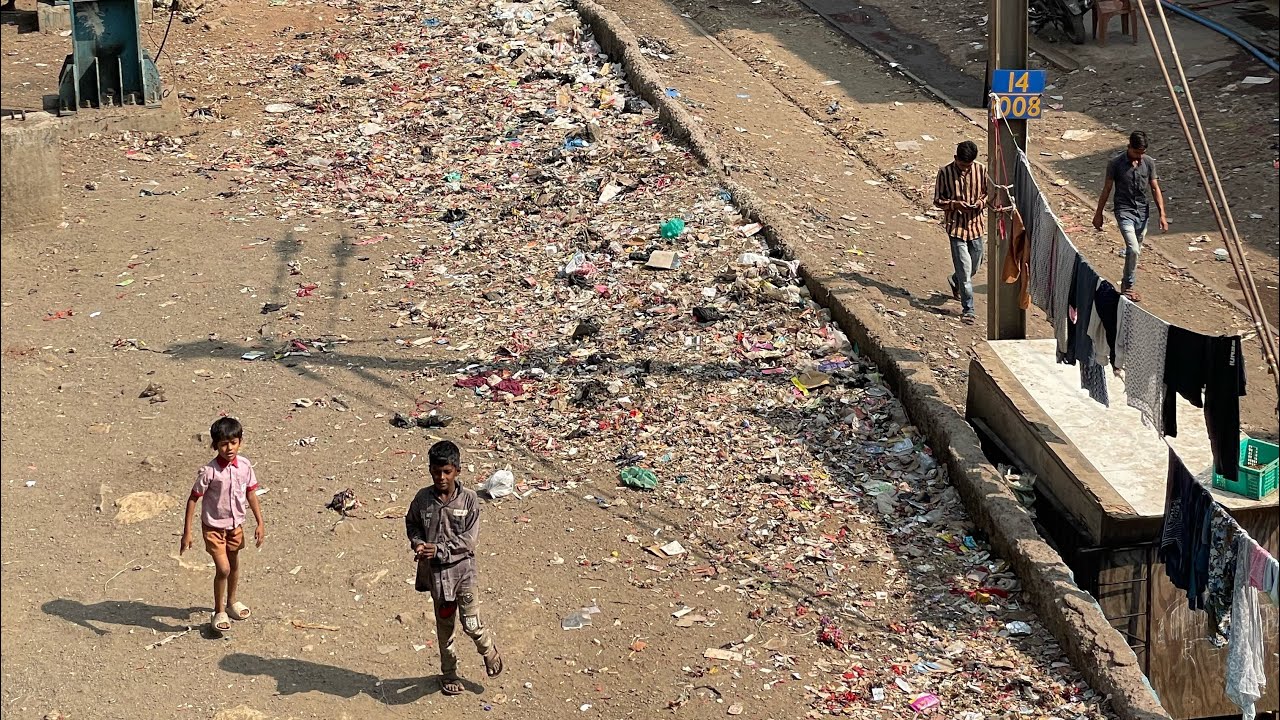 Walking India - Mumbai - Bandra Station
