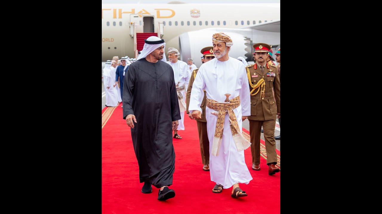 جلالة السلطان المعظم أبقاه الله في مقدمة مستقبلي أخيه سمو الشيخ رئيس دولة الإمارات العربية المتحدة