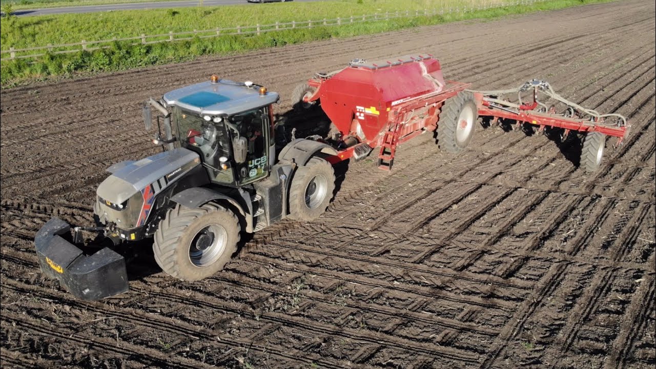 Fastrac 4220 25th Anniversary Limited Edition (13/25) & Horsch Maestro 16.5 SW Drilling Maize