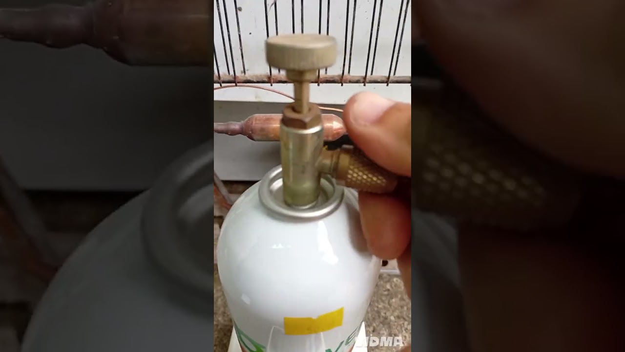 verificando se tem vazamento de gás e colocando gás R600.
