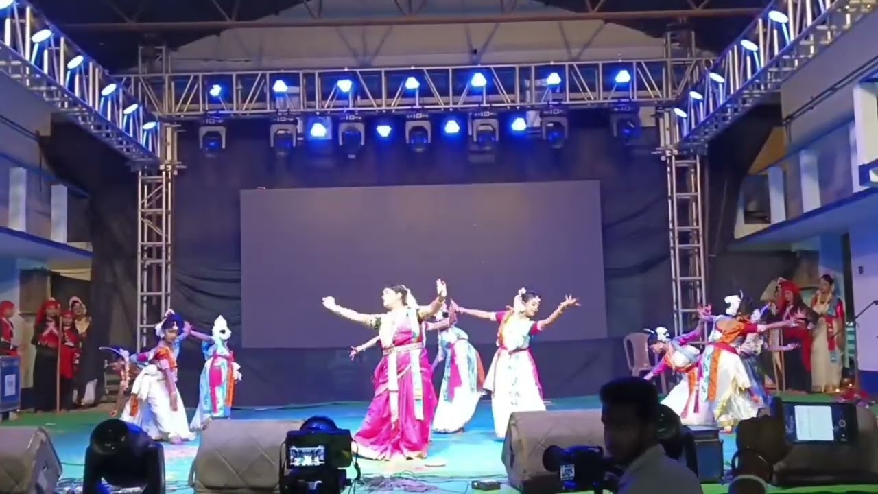 বংশীহারী হাই স্কুলের ৭৫ বছর উপলক্ষে আমার মেয়ে ও স্কুলের ছাত্রছাত্রীরা মিলে নৃত্য পরিবেশন করেছে💛💛