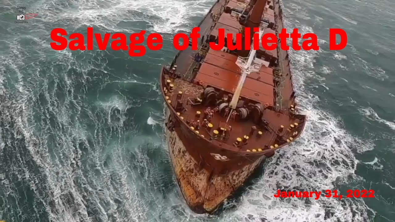 Спасение сухогруза Julietta D у берегов Нидерландов во время шторма Корри.