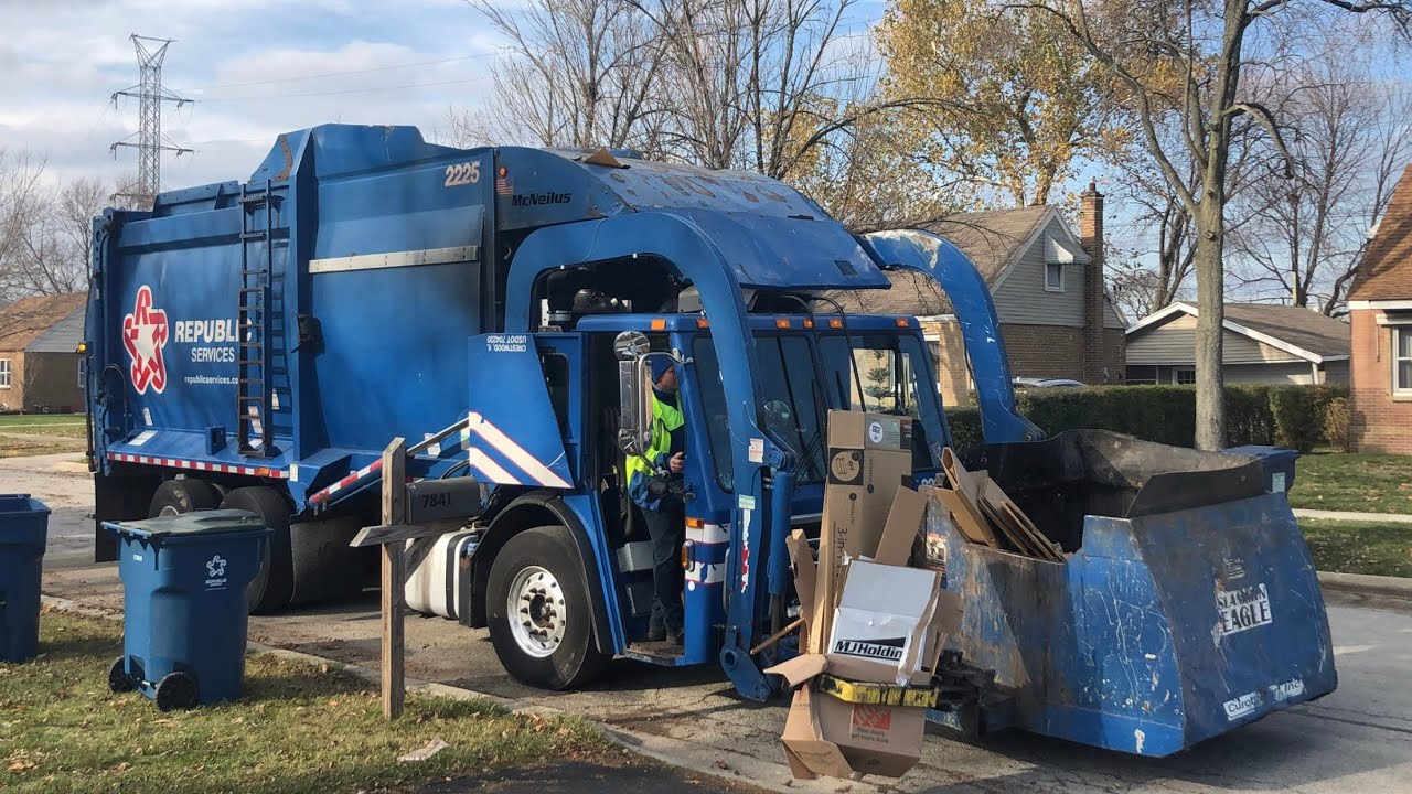 Republic Services Mack LEU McNeilus Contender Garbage Truck