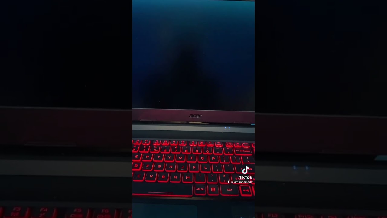 POV: you game on a laptop #streamer #laptopgamer #gamingsetup
