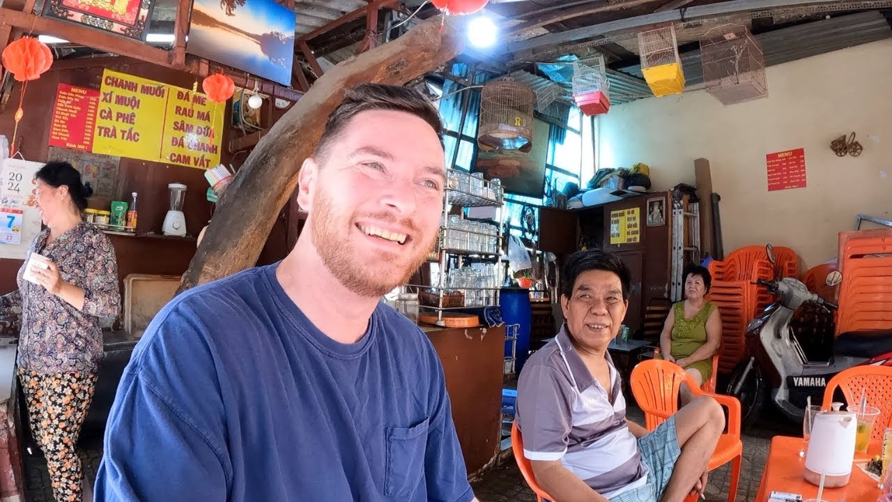 Practicing Vietnamese in Saigon’s Best Neighborhood | Phạm Viết Chánh