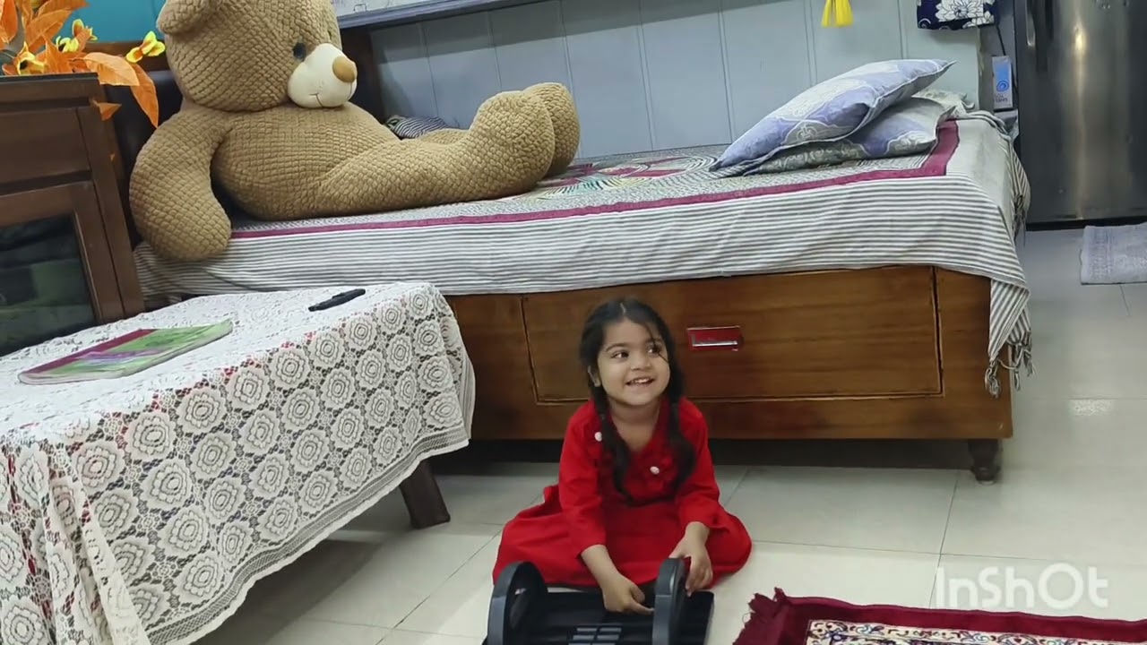 अवनीत कौर घर में खेल रही है