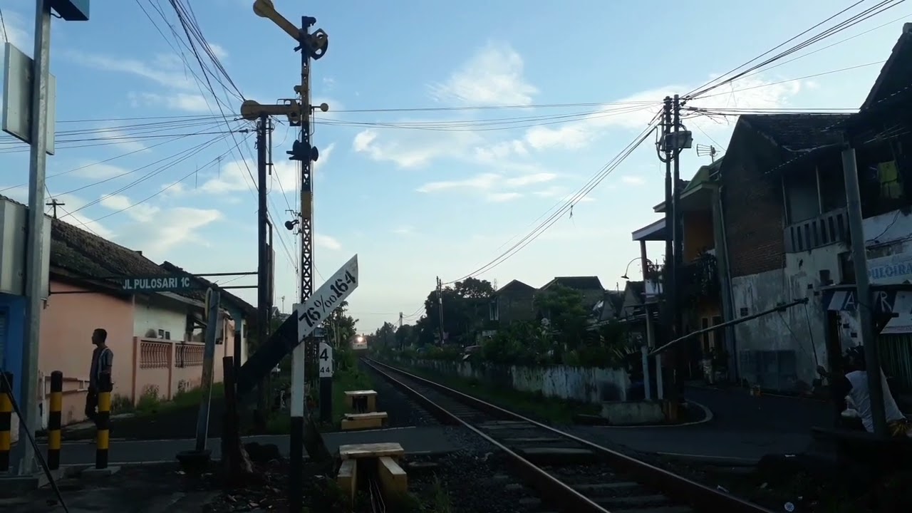 Momen Kereta Api Jayabaya Tertahan Sinyal Masuk Stasiun Blimbing Malang. #Shorts