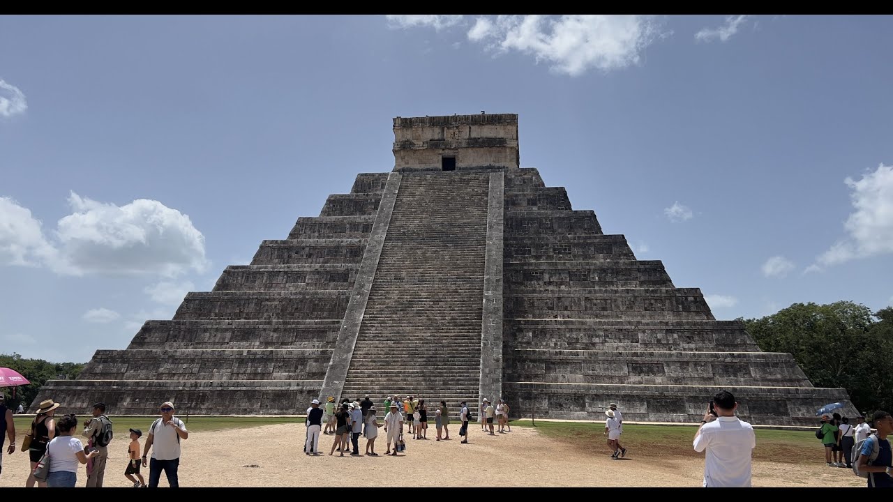 Exploring Chich&eacute;n Itz&aacute;'s Enigmatic Ruins. Walking Tour.