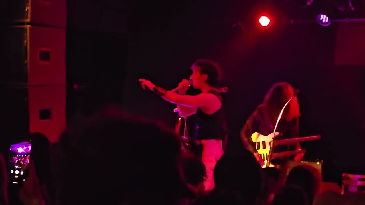 Des Rocs- In The Night (Full Song Live)