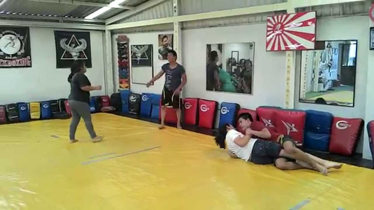 Girl beat a big man in jiu jitsu sparring(2)